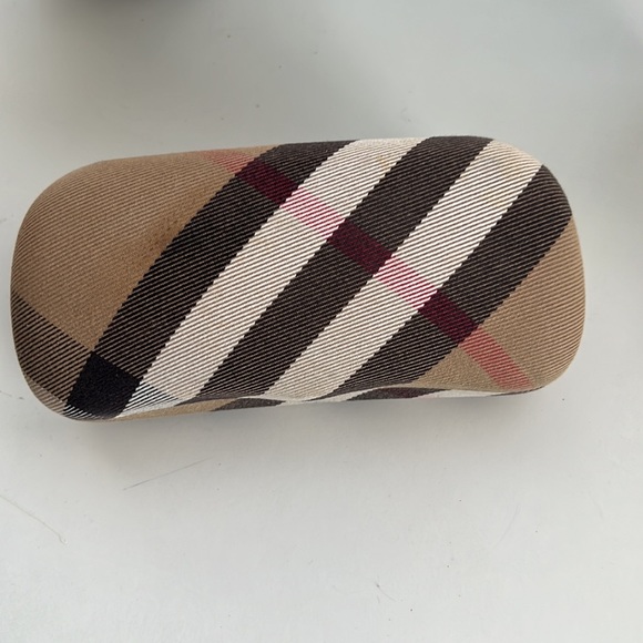Beautiful Burberry Sunglasses with sunglass case and cleaning cloth! - Picture 7 of 7